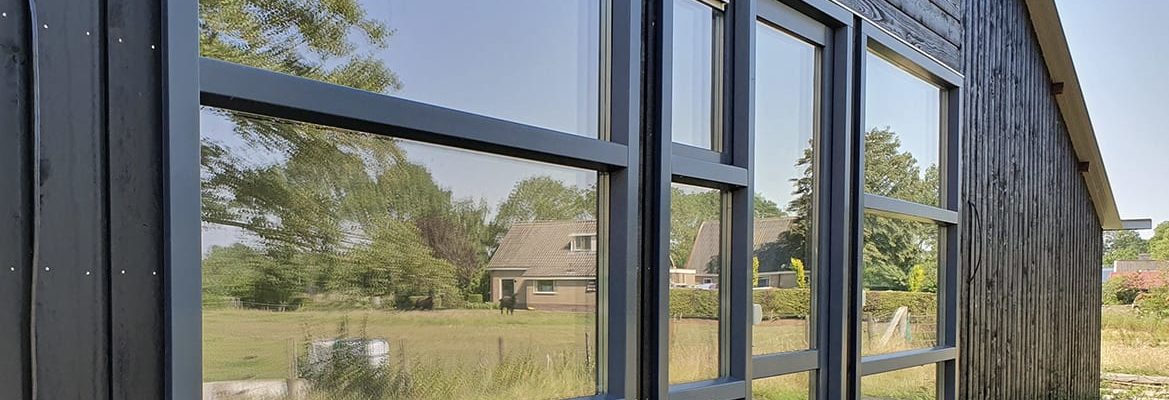 zwarte kozijnen in bedrijfspand