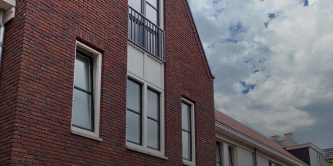 kozijnen met roeden op het glas