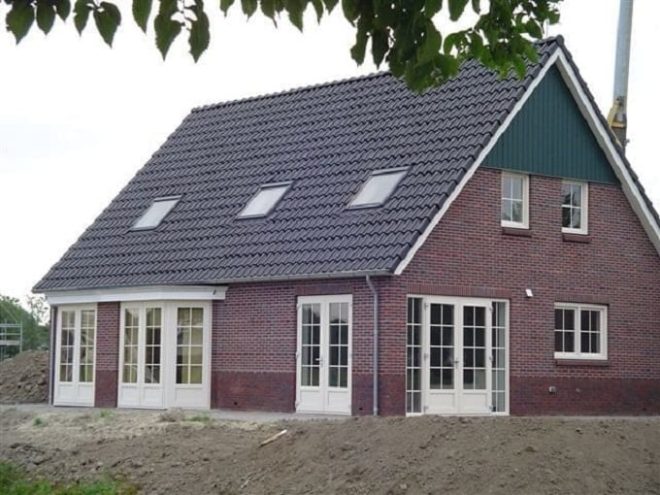 Woning met roeden in het glas