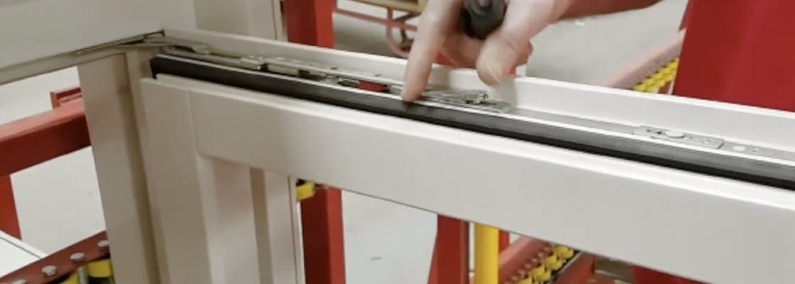 raam in kozijn monteren